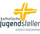 Logo der katholischen Jugendstellen Regensburg. Schriftzug mit gelben Kreuz.