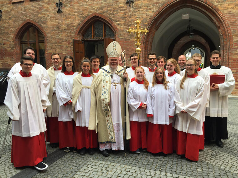 Gruppenfoto mit den Altarministranten und Kardinal Reinhard Marx.