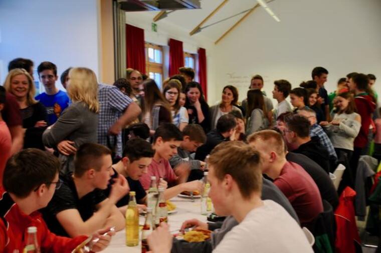 150 Jugendliche sitzen im Pfarrzentrum Nittenau und essen zu Abend