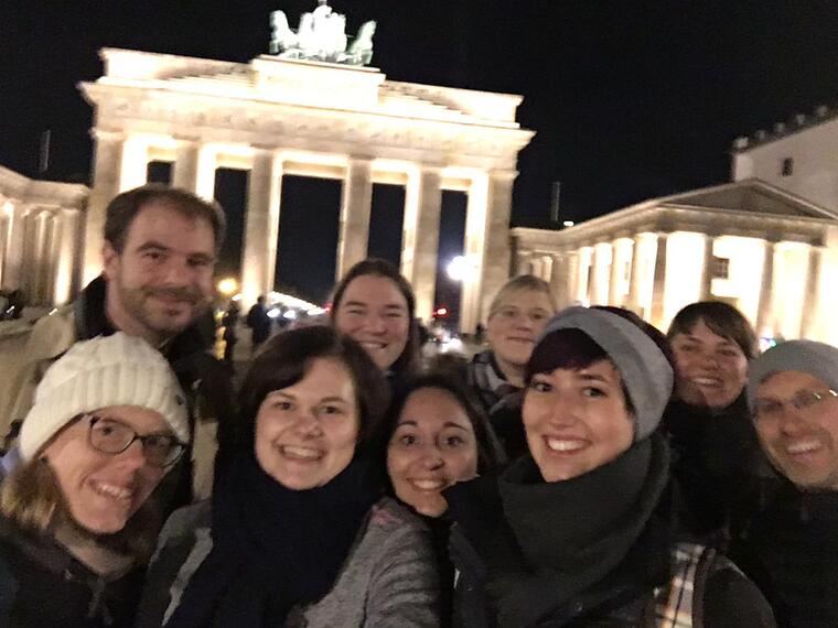 Selfi einer Gruppe vor der Brandenburgertor
