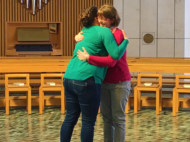 Zwei Teilnehmerinnen umarmen sich.