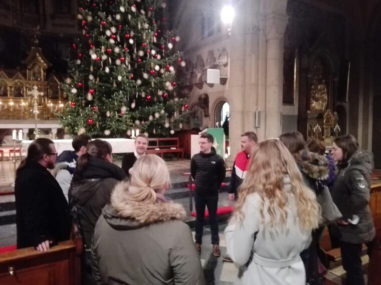 Mitglieder des Arbeitskreises Ministranten im Bistum stehen in der Kirche St. Josef in Weiden.