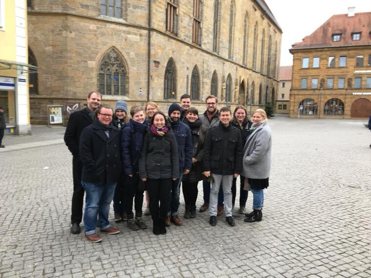 Gruppe junger Leute - Mitarbeiter des Arbeitskreise Ministrantenpastoral - vor der Kirche St. Martin.