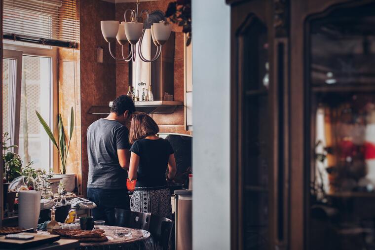 ein Paar kocht gemeinsam in einer gemütlichen Küche