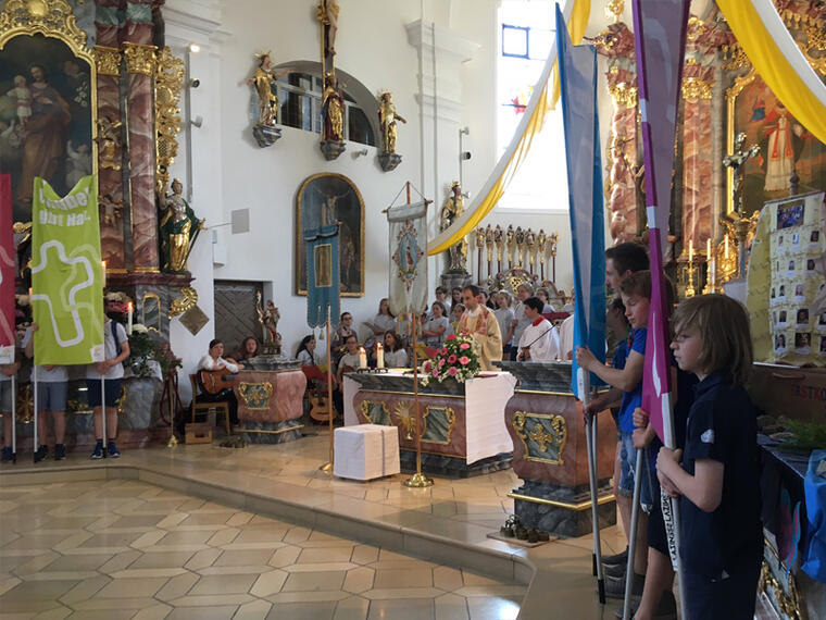 Bannerabordnung in der Kirche Lam