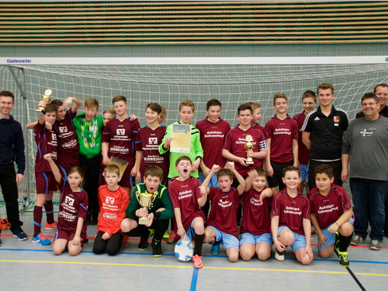 Ministrantenfußballer vor einem Fußballtor. 