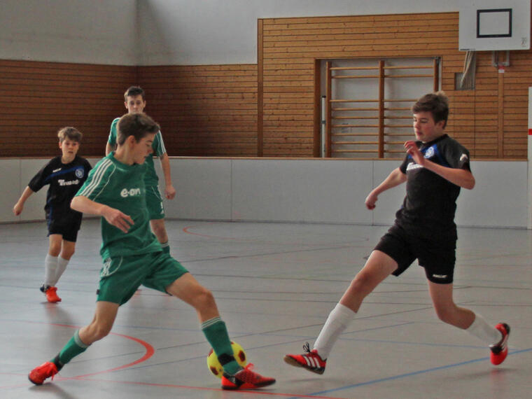 Zwei Ministranten kämpfen um den Ball beim Fußballturnier.