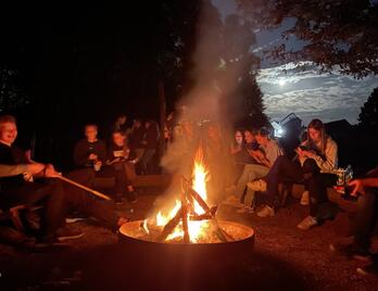 Jugendliche ums Lagerfeuer