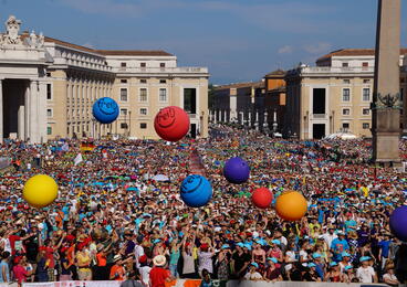 Jugendliche in Rom am Petersplatz