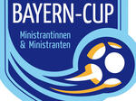 Logo Bayern-Cup - Schriftzug Bayern-Cup, Ministrantinnen und Ministranten in Blau. Fußball rollt von links nach rechts.