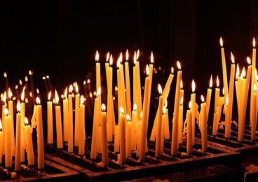 Kerzen brennen in der Dunkelheit