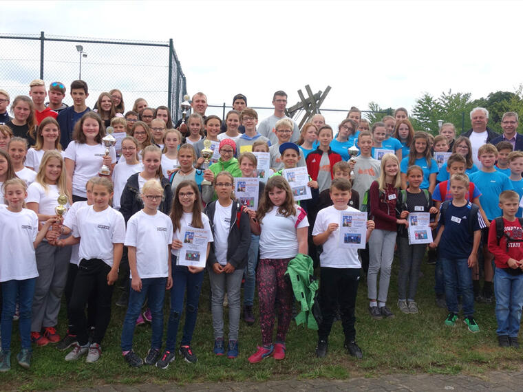 200 Ministranten am Gruppenfoto in Moosbach
