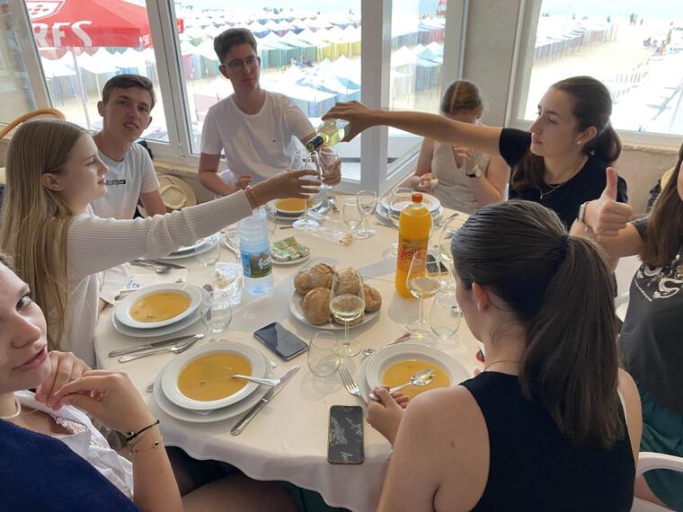 Teilnehmer/innen der Fatimafahrt beim Abendessen.