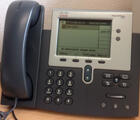 Telefon steht am Tisch.