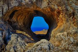 Ein Loch durch einen Felsen auf das Meer