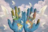 Hände mit Weltkarte