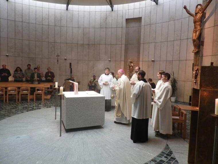 Weihbischof Pappenberger feiert mit den Teilnehmerinnen Gottesdienst