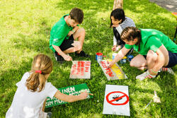 Kinder schreiben Plakate