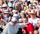 Papst Franziskus grüßt 40.000 Ministranten