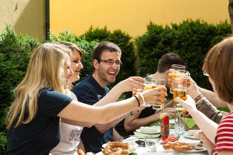 Gruppe sitzt zusammen