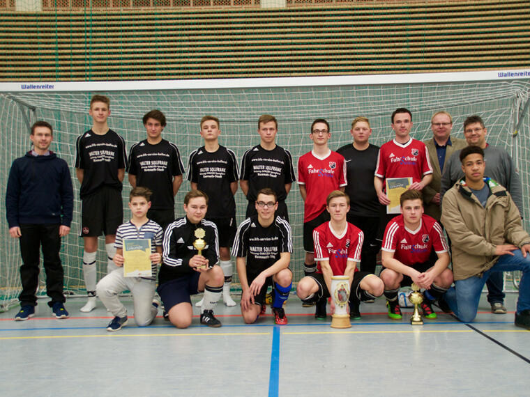 Ministrantenfußballer vor einem Fußballtor.