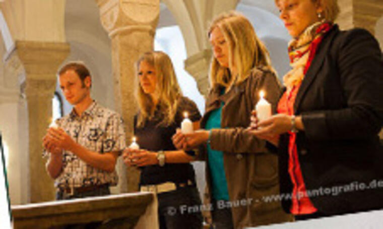 Jugendliche am Altar mit Kerzen