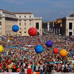 40.000 Ministrantinnen und Ministranten auf dem Petersplatz. Es werden bunte Bälle in die Masse geworfen.