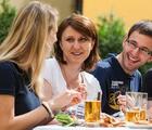 Drei Ehrenamtliche unterhalten sich 