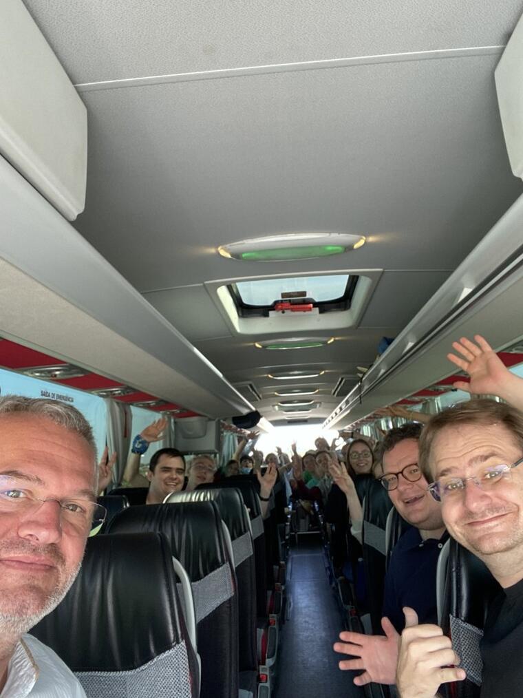 Ministranten im Bus auf dem Weg vom Flughafen nach Fatima.