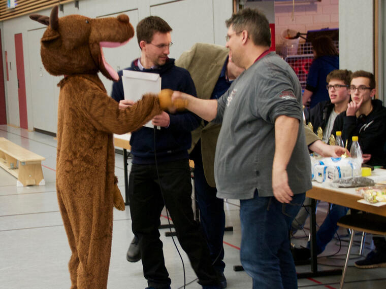 Landshutermaskottchen bekommt Urkunde von Gemeindereferent aus Kemnath.