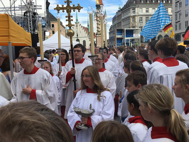 Einzug des Liturgischendienstes auf den Marienplatz.