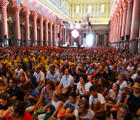 5400 Ministrantinnen und Ministranten sitzen im Lataran und warten auf die Eröffnung des Gottesdienstes.