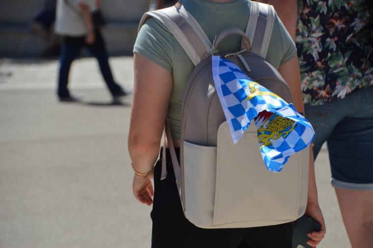 Bilgerrucksack mit bayerischer Fahne.