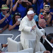 Papst Franziskus grüßt die Ministrantinnen und Ministranten.