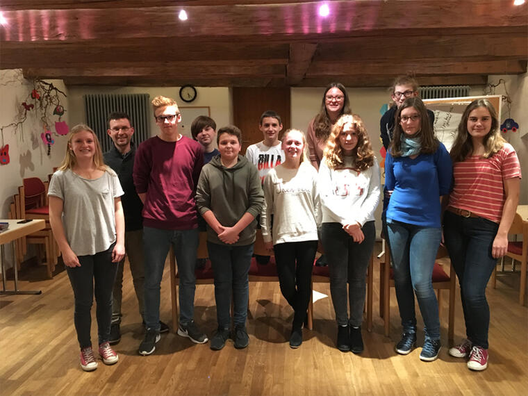 Gruppenbild mit 11 Ministrantinnen der Pfarrei Abensberg mit Winfried Brandmaier