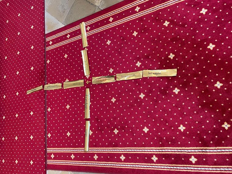 Kreuz auf einem roten Teppich