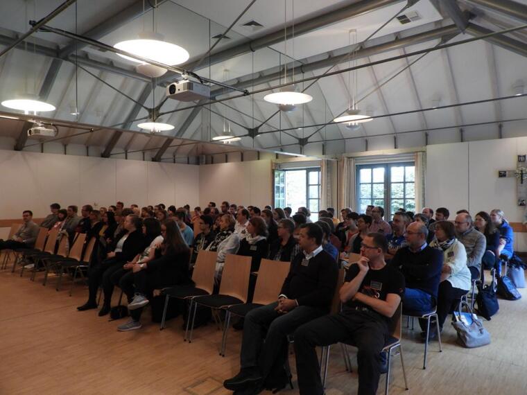 Teilnehmer in Spindlhof hören nehmen beim Impulsvortrag teil.