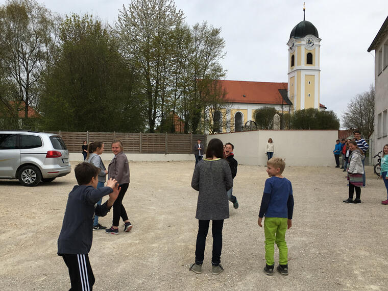 Ministranten spielen am Kirchplatz