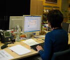 Person am Schreibtisch mit Computer