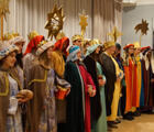 Sternsinger mit Sternen singen in der Bayrischen Staatskanzlei.