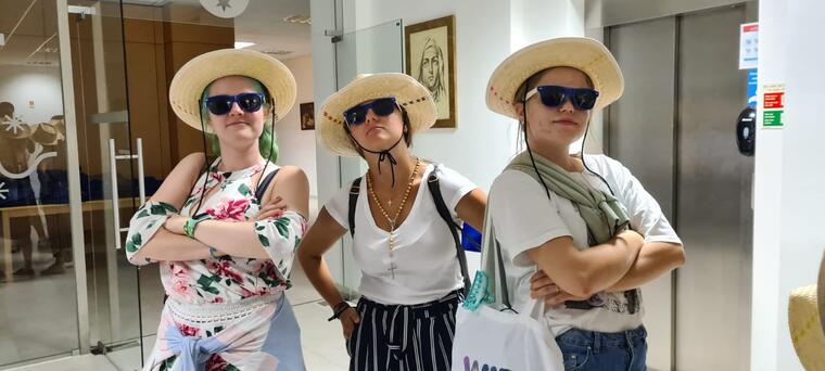 Drei Teilnehmerinnen der Fatimafahrt mit Sonnenbrillen und Strohhüte.