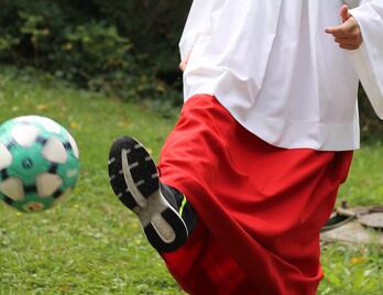 Ministrant spielt Fußball