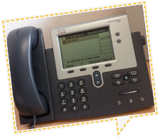 Ein Telefon steht am Tisch.